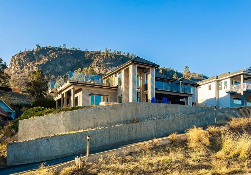 Short Term Rental Approved. Stay Worry Free! Kelowna Exterior photo